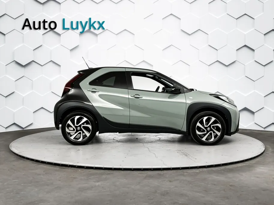 Toyota Aygo X 1.0 VVT-i S-CVT Pulse Plus Automaat | Keyless Entry | Parkeersensoren voor + achter | 17'' L.M. Velgen