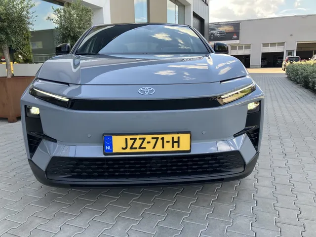 Toyota C-HR+ First Edition 77 kWh | Bi-Tone | 20'| Stoel&Stuurverw | Camera