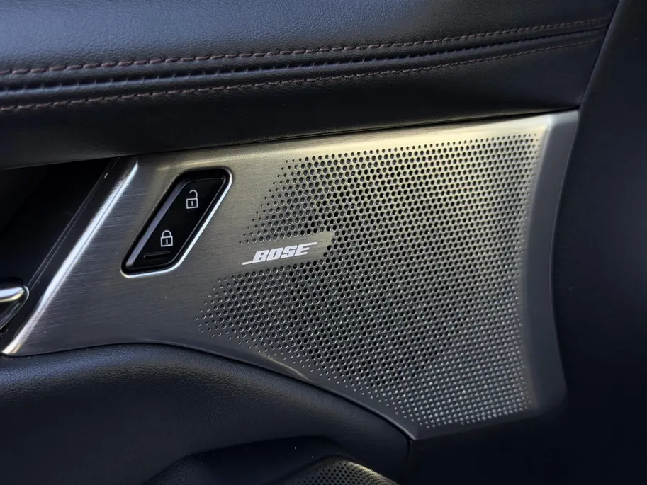 Mazda 3 2.0 e-SkyActiv-G M Hybrid 122 Comfort met Bose | Apple Carplay / Android Auto | Navigatiesysteem | Licht + Regensensor | Elektrisch Verstelbare Bestuurderstoel  | Stoel + Stuurverwarming | Parkeersensoren Voor + Achter | Camera Achter | 18'Lichtmetalen ve