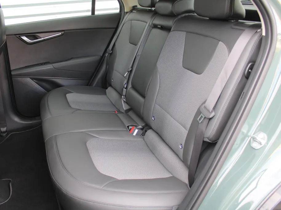 Kia Niro EV DynamicLine 64.8 kWh | Trekhaak | Camera | Clima | Cruise adapt. | Navi | 17' LM | Keyless | Apple Carplay/Android Auto |