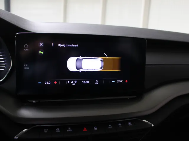 Škoda Octavia Combi 1.0 e-TSI Business Edition Navigatie | Parkeersensoren achter | Led verlichting | El. achterklep