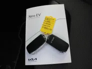 Kia e-Niro DynamicPlusLine 64 kWh | Warmtepomp | Schuif/kantel dak | 17' LM | Airco | Cruise | Navi | Camera |