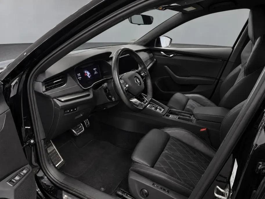 Škoda Octavia Combi 1.4 TSI 245pk DSG RS iV PHEV Business · SOH 94,5% · Camera · Wegklapbare Trekhaak · Elek. Voorstoelen · Stoelverwarming V+A · 19'' Inch · Apple/Android Car Play ·