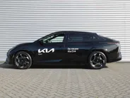Kia EV4 Fastback GT-PlusLine 81.4 kWh | Schuifdak | Stuur-/stoelverwarming + ventilatie | Camera rondom | Elek. stoelverstelling | Leer | HUD | LED | 19' LM |