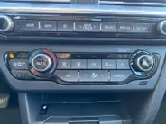 Kia e-Niro ExecutiveLine 64 kWh | Climate control | Leder | Stoel + stuurverwarming en ventilatie | Schuif/kanteldak | Navigatie | 17 inch LM-velgen | Keyless | SOH 97% |