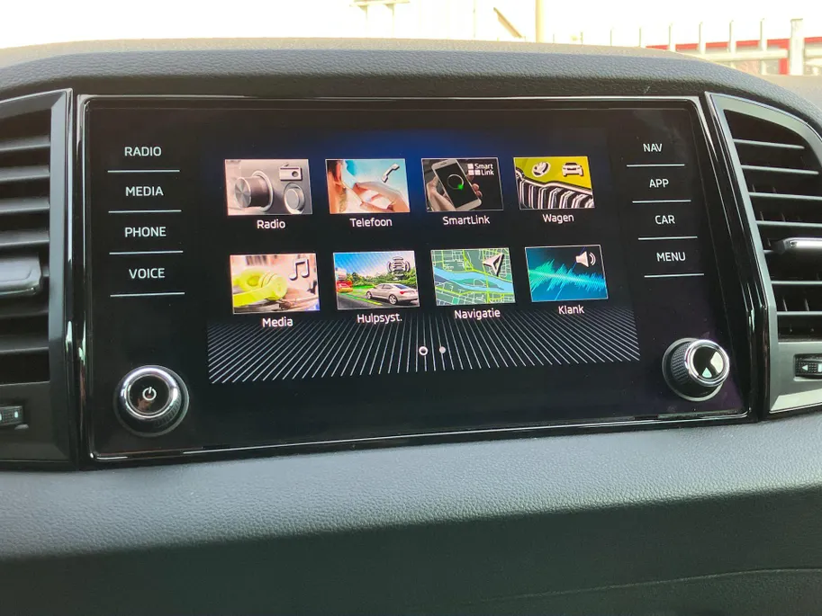 Škoda Karoq 1.5TSI/150PK ACT Sportline Business · Trekhaak · Camera · Stoelverwarming · Apple/Android Car Play · Navigatie ·