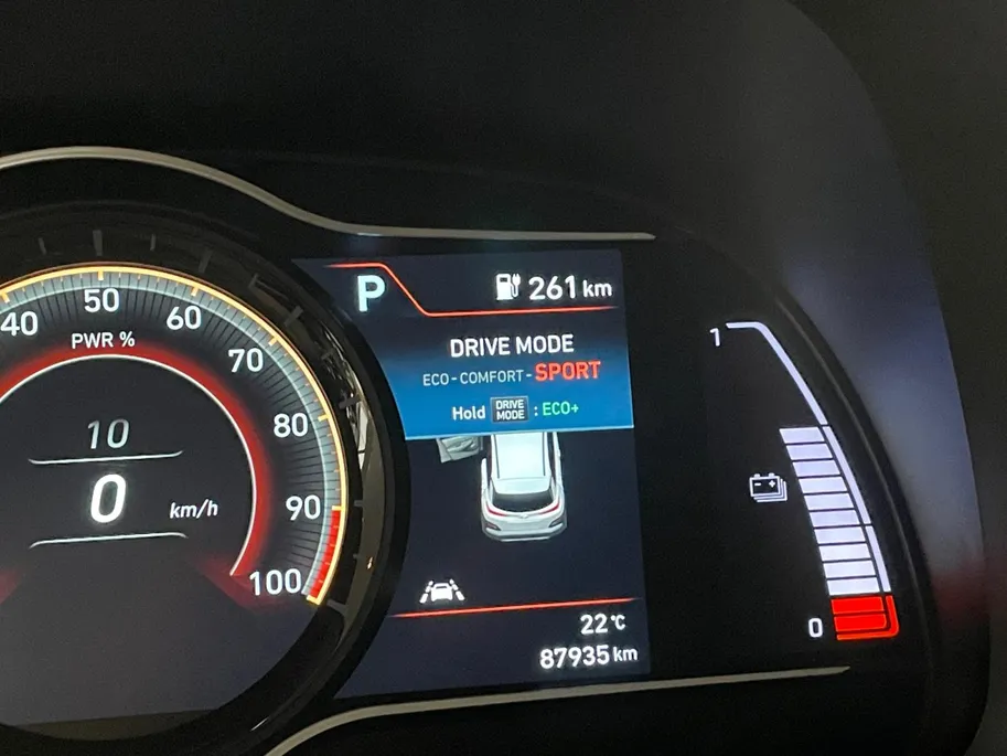 Hyundai Kona EV Fashion 64 kWh | Warmtepomp | Navigatie | Apple Carplay & Android Auto | 100% SOH | Adaptive cruise control | Climate control | Head-up display | Parkeersensoren achter |