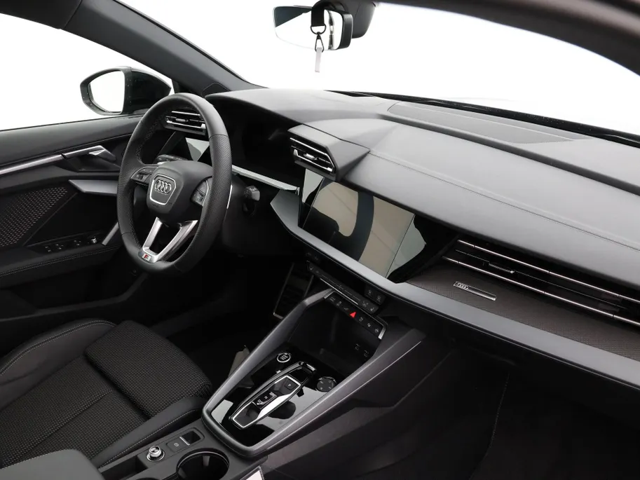 Audi A3 Sportback 45 TFSIe 272pk S-tronic S edition Competition · Panoramadak · Sonos Audio · Camera · Head-Up · Apple/Android Car Play · 18'' Inch · Garantie t/m 28-09-2030 of 100.000km