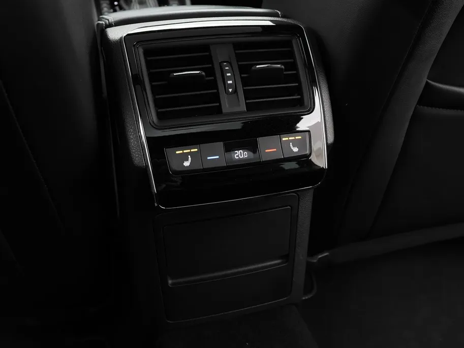 Škoda Superb Combi 1.4 TSI iV 218pk DSG Sportline Business · Panoramadak · 360 Camera · Inklap. Trekhaak · Matrix LED · Canton Audio · Elek. Stoelen + Geheugen ·
