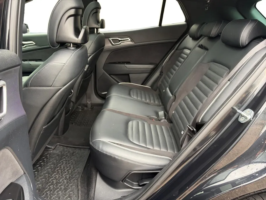 Kia Sportage 1.6 T-GDi Plug-in Hybrid AWD GT-PlusLine | EXCLUSIEVE UITVOERING | APPLE CARPLAY / ANDROID AUTO | PANO | ADAPT. CRUISE | STUUR/STOEL VERWARMING / VERKOELING | NAVI | 360° GRADEN | MEMORY SEATS | KAMELEON TINT |