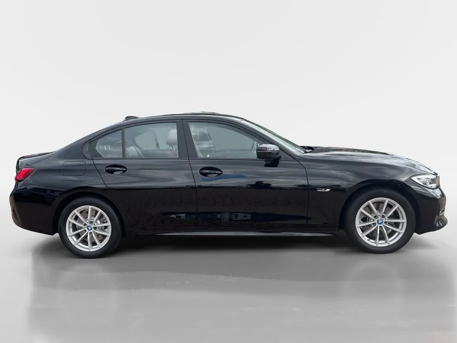 BMW 3 Serie 320e Business Edition Plus *Automaat*Navigatie*Parkeersensoren*Carplay*Lederen bekleding*Stoelverwarming*LM.Velgen*Zeer nette auto!