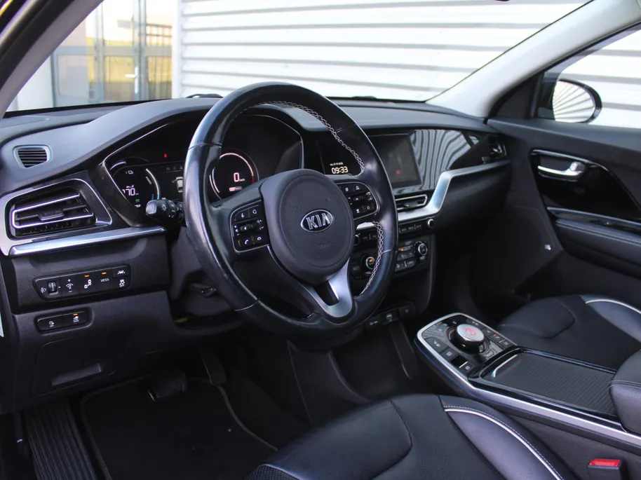 Kia e-Niro ExecutiveLine 64 kWh | Trekhaak | Stuur-/stoelverwarming + ventilatie | Leer | 17' LM | Cruise adapt. | Dodehoek detectie | LED | JBL audio |