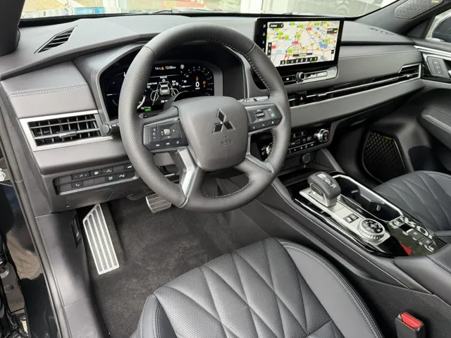 Mitsubishi Outlander 2.4 PHEV Black Edition | NIEUW | Leder | Panoramdak | App Connect | Keyless | Head-Up