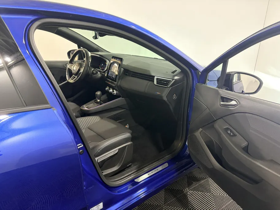 Renault Clio 145PK E-Tech Full Hybrid Esprit Alpine Automaat | 1e eigenaar | Bose Audio | Stoelverwarming | 9,3' Navi | Camera | Digital Cockpit | Adaptive Cruise Control | Climate Control | Lichtmetalen Velgen | Full LED |