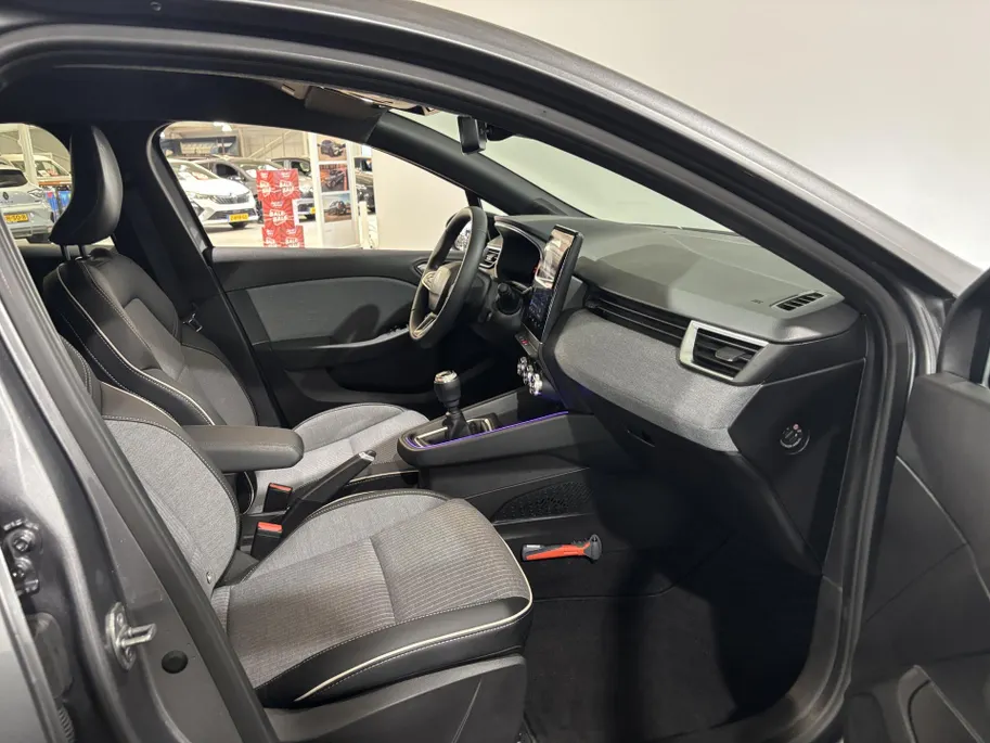 Renault Clio 90PK TCe GPF Techno | 9,3' Navi | Climate Control | Apple CarPlay/Android Auto | Camera | Cruise Control | Parkeersensoren | Full LED | Lichtmetalen Velgen | Digital Cockpit | Licht & Regen Sensor |