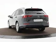 Volkswagen Golf variant Life Edition 1.5 eTSI 116 pk 7 versn. DSG · Achteruitrijcamera · draadloze telefoonlader · Trekhaak inklapbaar, met elektrische ontgrendeling ·