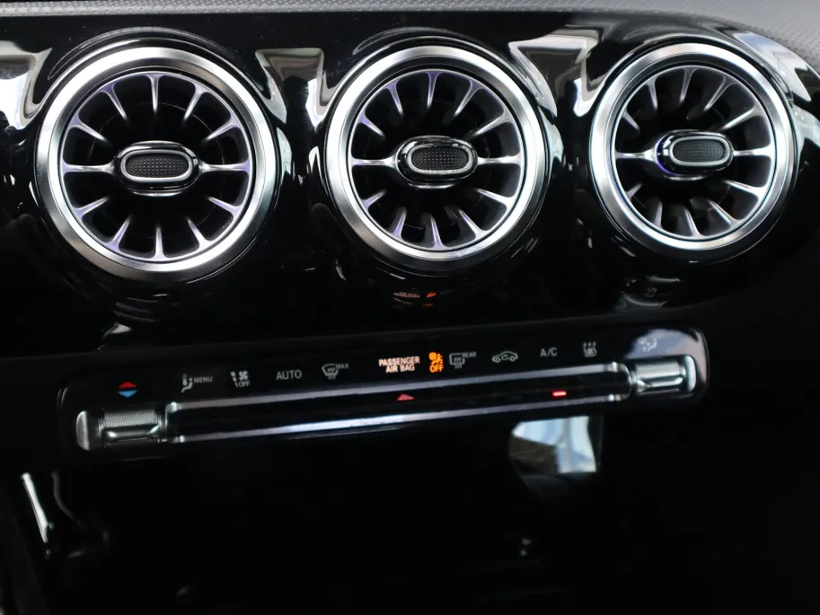 Mercedes-Benz A-Klasse 250 e AMG Line | HUD | Multispaak | LED | Navigatie | Camera | Automaat