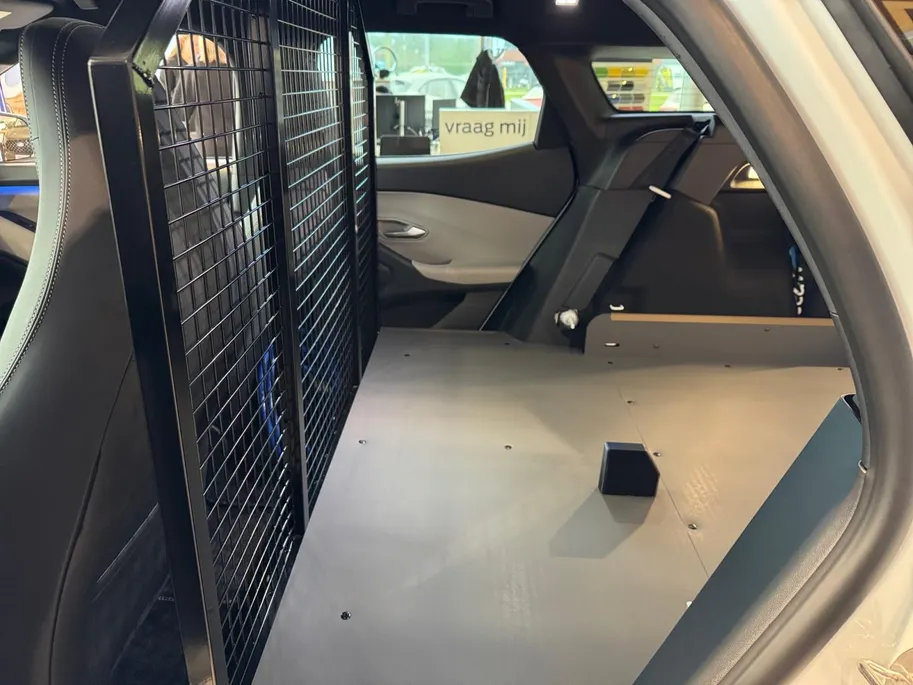 Ford Explorer Cargo Premium Extended Range RWD 77 kWh | Omgebouwd naar 2 persoons CARGO uitvoering | Lederen bekleding | 21' LM velgen | Navigatie | Head-up display | Adaptive cruise control