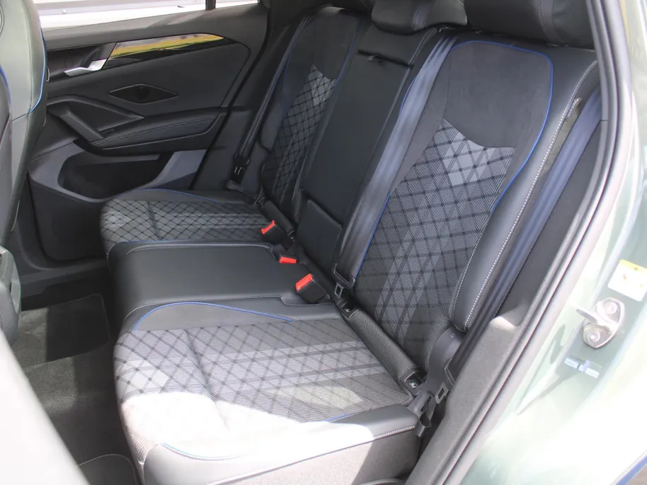 Volkswagen Tiguan 1.5 eHybrid R-Line Edition | Elek. trekhaak | Schuifdak | Stuur-/stoelverwarming + massage | Camera | 20' LM | HUD | LED | Dodehoek detectie | Nieuwstaat | BTW auto |