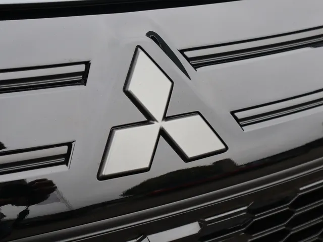 Mitsubishi Outlander 2.4 PHEV Black Edition All Seasons | Yamaha sound