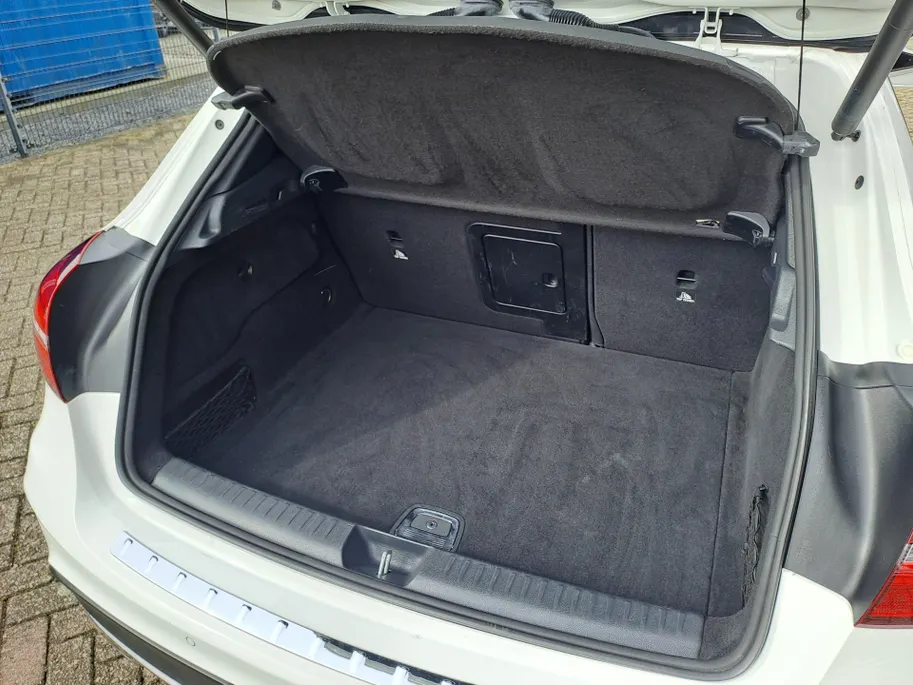 Mercedes-Benz GLA 180 Business Solution AMG AUTOMAAT | Trekhaak | Cruise | Panorama Schuif/kantel Dak | Navigatie | Camera | AMG-styling