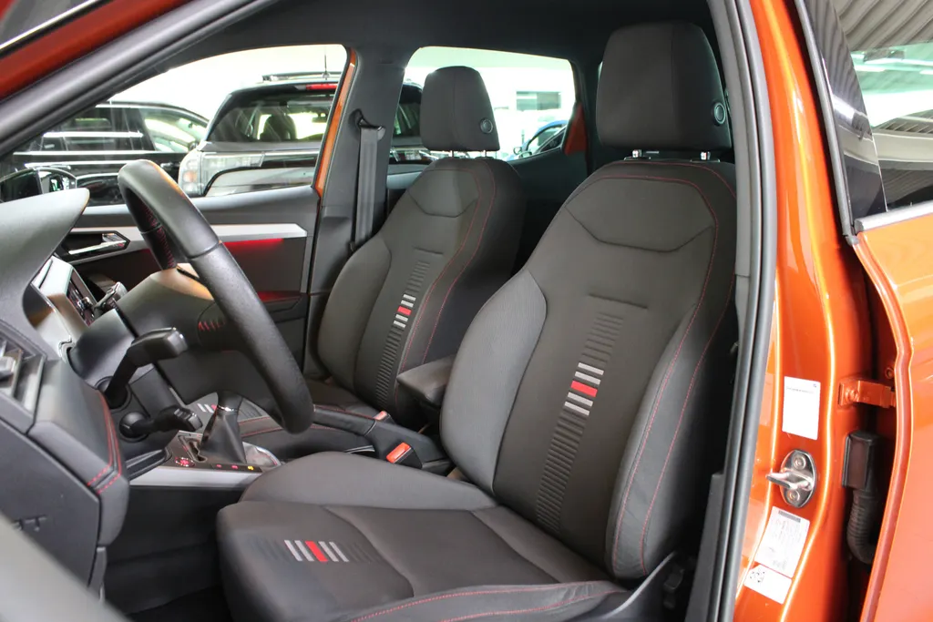SEAT Arona 1.0 TSI FR Business Intense / 18'' LMV / FULL LED / CAMERA / KEYLESS /