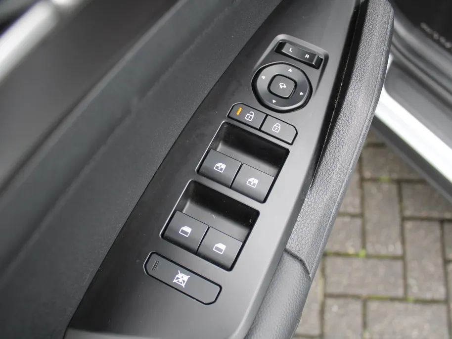 Kia Sportage 1.6 T-GDi Hybrid DynamicLine | Stuur-/stoelverwarming | Camera | Elek. stoelverstelling | Cruise adapt. | LED |  Telefoonlader | 18' LM | Clima |