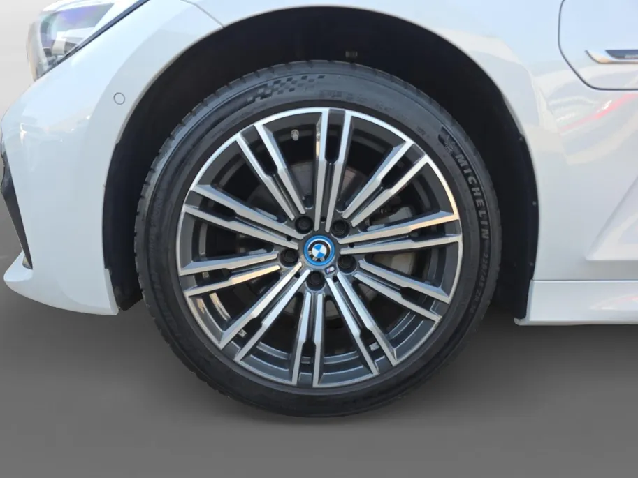 BMW 3 Serie Touring 320e Business Edition Plus | Dealer onderhouden! | 1e Eigenaar | Trekhaak | Achteruitrijcamera | Elektr. Achterklep | Lederen bekleding | Virtual cockpit | 12 maanden garantie