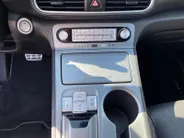 Hyundai Kona EV Premium 64 kWh | LAGE KM STAND! | Leder | Stoel- stuurverwarming | Navi