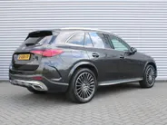 Mercedes-Benz GLC 300e 4MATIC AMG Line | 360 Camera | Schuifdak | Cruise adapt. | 20' LM | HUD | Treeplanken | Dodehoek detectie | Stoelverwarming + geheugen | BTW auto |