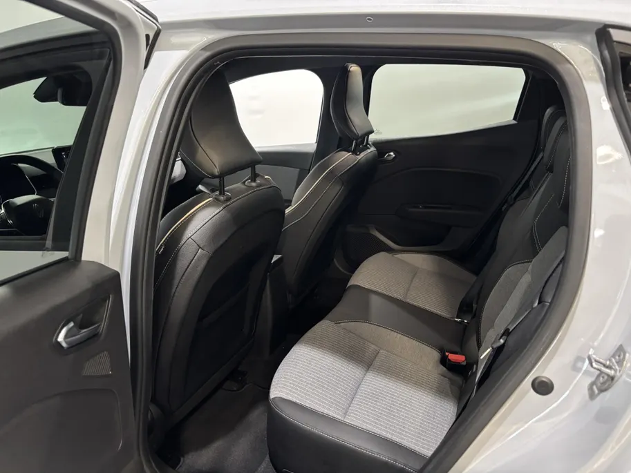 Renault Clio 145PK E-Tech Full Hybrid Techno Automaat Automaat | Digital Cockpit | 9,3'' Navi | Climate Control | Apple CarPlay/Android Auto | Camera | Cruise Control | Armsteun | Lichtmetalen Velgen