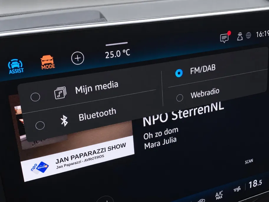 Volkswagen Golf 1.5eTSI/150PK R-Line · Navigatie · Trekhaak · Apple/Android Car Play · Dodehoeksensoren · Stoelverwarming ·  Garantie t/m 08-01-2031 of 100000km.