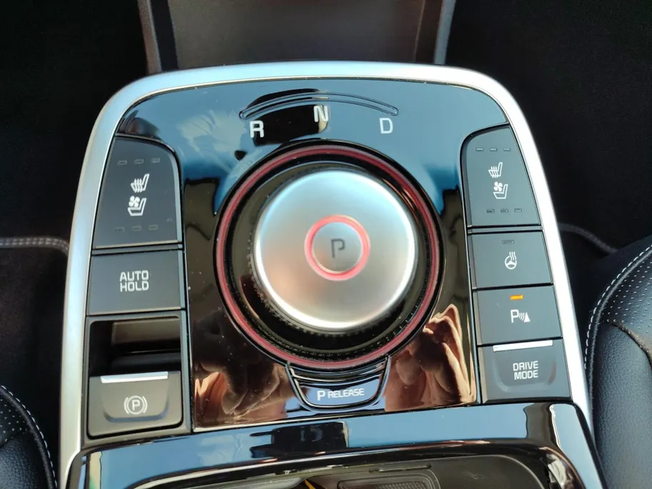 Kia e-Niro DynamicPlusLine 64 kWh | Warmtepomp! | Apple Carplay / Android Auto | Navigatiesyteem | Elektrisch Verstelbare Voorstoelen | Bestuurdersstoel + Geheugen | Stoelverwarming + Stoelkoeling | Stuurverwarming | Elektrisch Schuif / Kanteldak | Licht + Regensens