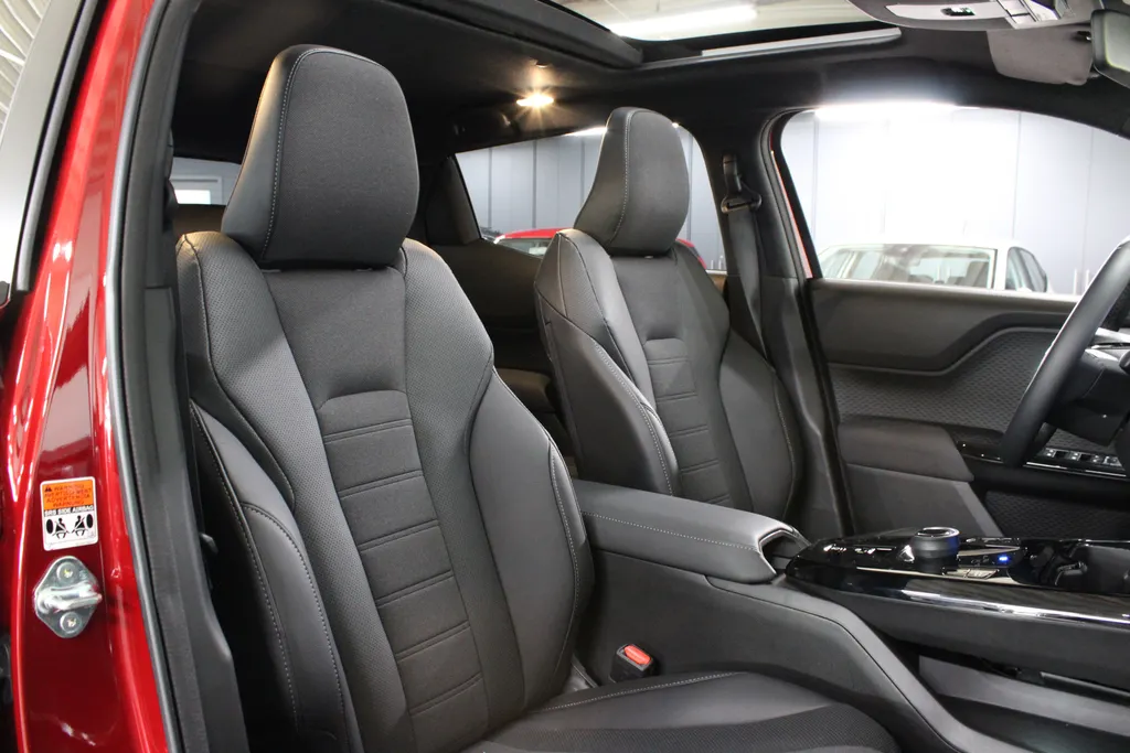 Suzuki e Vitara Style 61 kWh / Stoel + Stuurverwarming / 360° Camera / Navigatie /