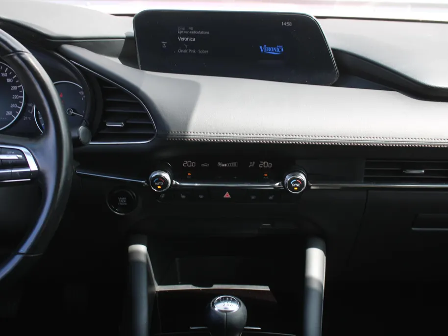 Mazda 3 2.0 e-SkyActiv-G M Hybrid 122 Comfort | Stuur-/stoelverwarming | Camera | Cruise adapt. | Clima | 16' LM | HUD | LED | Dodehoek detectie |
