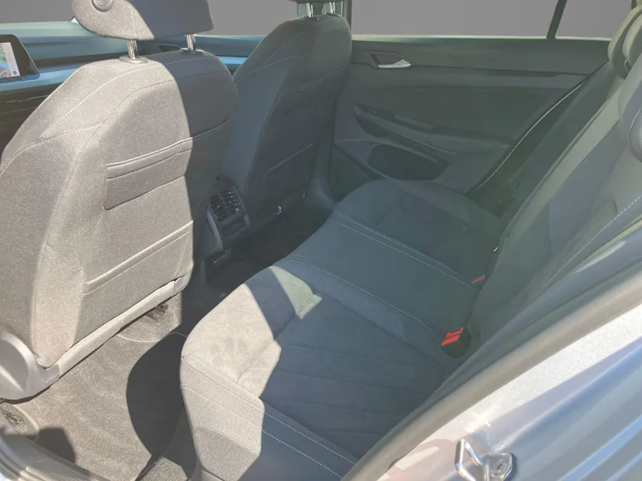 Volkswagen Golf Variant 1.0eTSI/110PK Life DSG · Navigatie · Camera + Parkeersensoren · Apple/Android Car Play · Stoelverwarming · Elektrische stoelverstelling ·