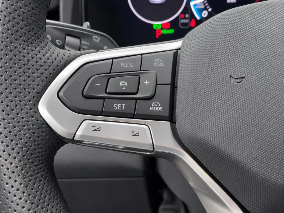 Volkswagen T-Roc 1.5 eTSI 150pk DSG R-Line First Edition · Camera · Apple/Android Car Play · Elek. Achterklep · Matrix LED · Stoel-& Stuurverwarming · 18'' Inch ·