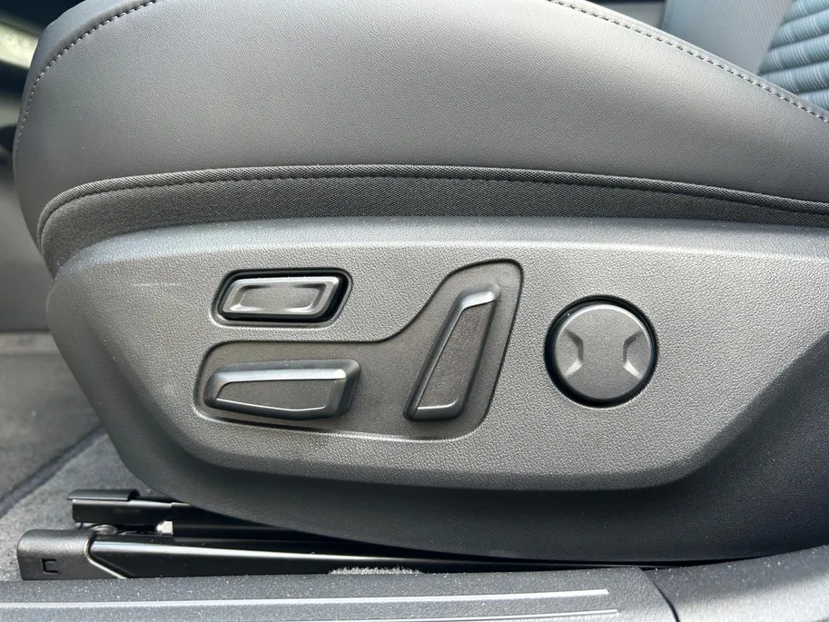 Kia EV4 Hatchback GT-PlusLine 81.4 kWh | Schuif/kanteldak | Lederen bekleding | 360 Graden camera | Head up display | Elektrische achterklep | Elektrische stoel verstelling met geheugen | Stoel verwarming + ventilatie voor | Dodehoek camera | Draadloze oplader | 