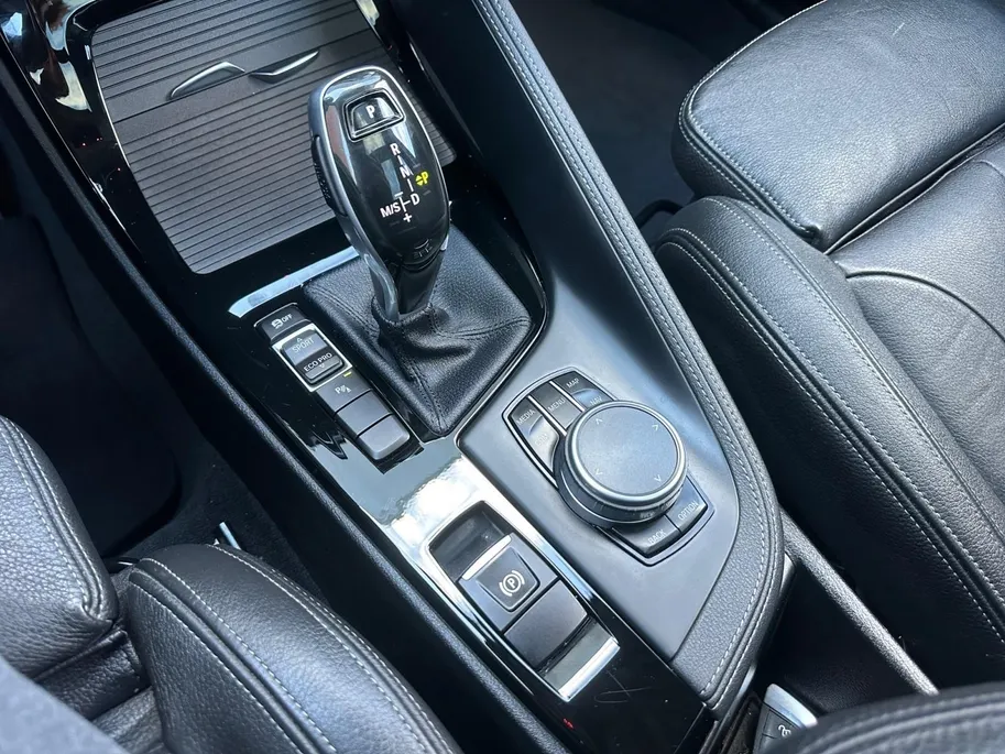 BMW X1 sDrive18i High Executive | Automaat | Head-Up Display | Automatische Achterklep | Panorama Dak | Stoelverwarming | Volledig Lederen Bekleding | Dealer Onderhouden | Camera | 12 Maanden BOVAG Garantie