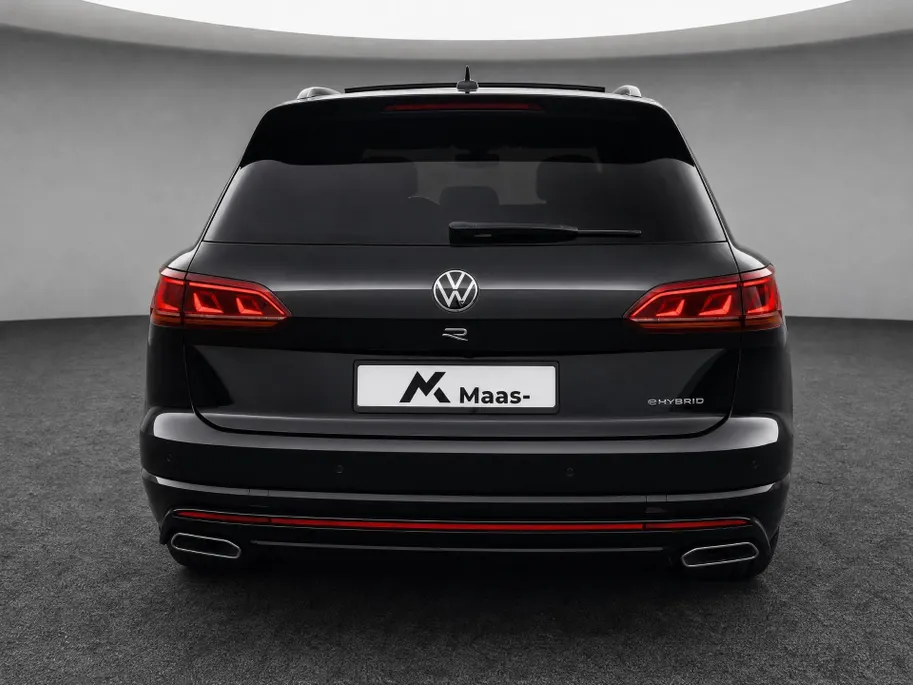 Volkswagen Touareg 3.0TSI 340kW/462PK R-line · Panoramadak · Trekhaak · Leder · Luchtvering