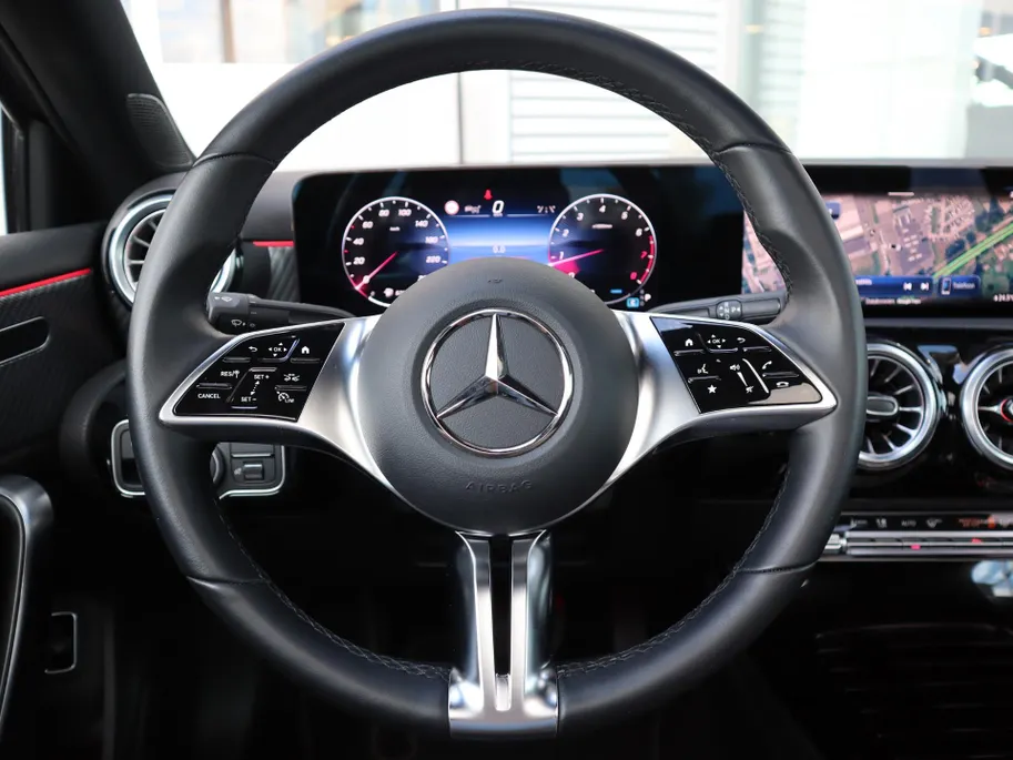 Mercedes-Benz A-Klasse 180 Star Edition Luxury Line l Trekhaak l Achteruitrij camera l Stoelverwarming l Ambiente lichtpakket
