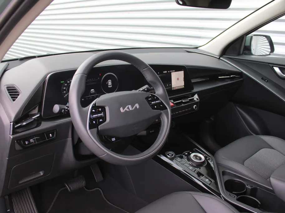 Kia Niro EV DynamicLine 64.8 kWh | Trekhaak | Camera | Clima | Cruise adapt. | Navi | 17' LM | Keyless | Apple Carplay/Android Auto |