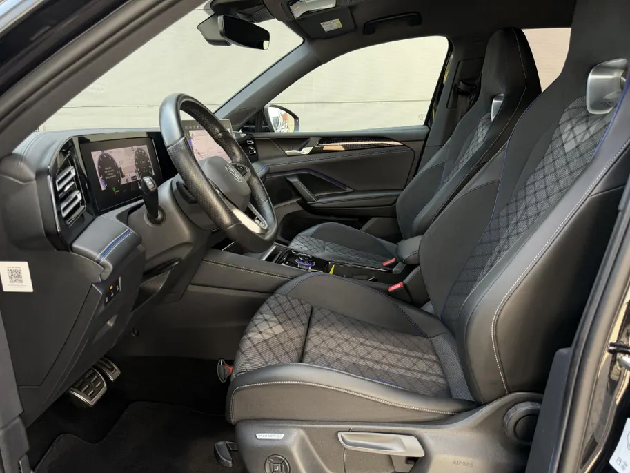 Volkswagen Tiguan 1.5 eTSI R-Line Business | Elektrisch wegklapbare trekhaak | Stoelmassage | Elektrisch bedienbare achterklep | Achteruitrijcamera | Parkeersensoren voor- en achter | Navi | Adaptive cruise control | Sportstoelen
