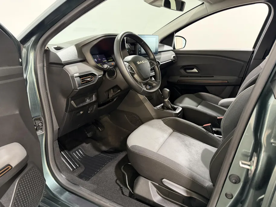 Dacia Jogger 140PK Hybrid Extreme 7p. Automaat | 7 Zitplaatsen | Camera | Parkeersensoren | Apple CarPlay/Android Auto | Digital Cockpit | Cruise Control | Lichtmetalen Velgen | Licht & Regen Sensor | Full LED |