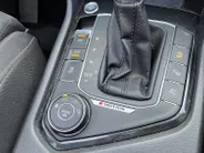 Volkswagen Tiguan 2.0 TSi DSG-aut. 4Motion Highline R-Line NL Auto | 11-2017 | Pano dak | Trekhaak | 20' | Stoelverwarming | Etc.