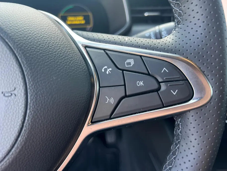 Mitsubishi Colt 1.6 HEV Instyle | Navigatie| Trekhaak| Metallic lak| Climate Control| BOSE audio| Camera| Parkeer sensoren Voor/Achter| Stoel verwarming| Stuur verwarming| Keyless Start/Entry