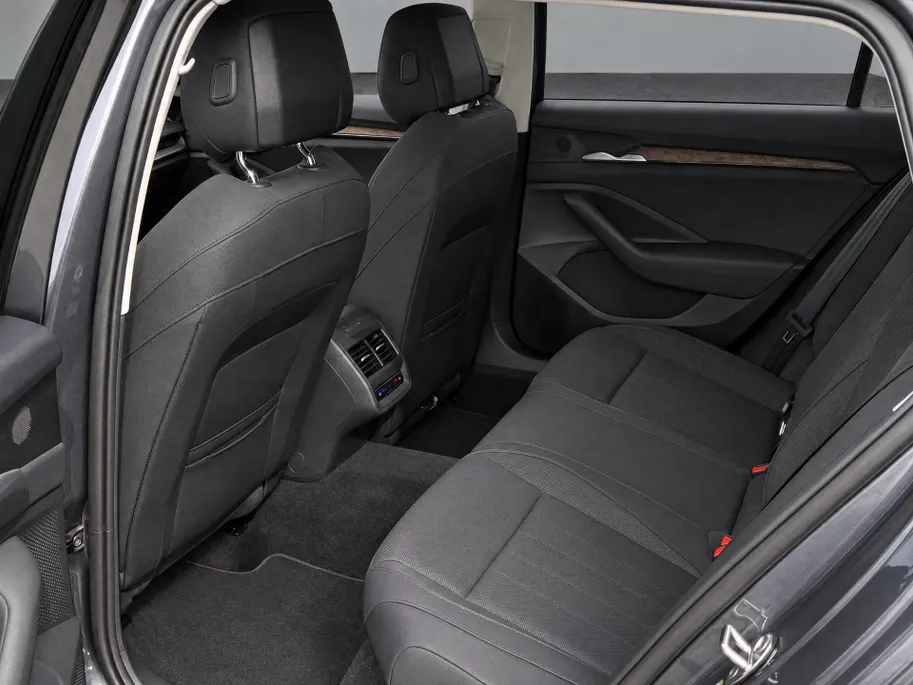 Škoda Superb Combi 1.5TSI 160kW/218PK PHEV Laurin & Klement · Trekhaak · 360°Camera · Canton sound · Apple/Android Car Play