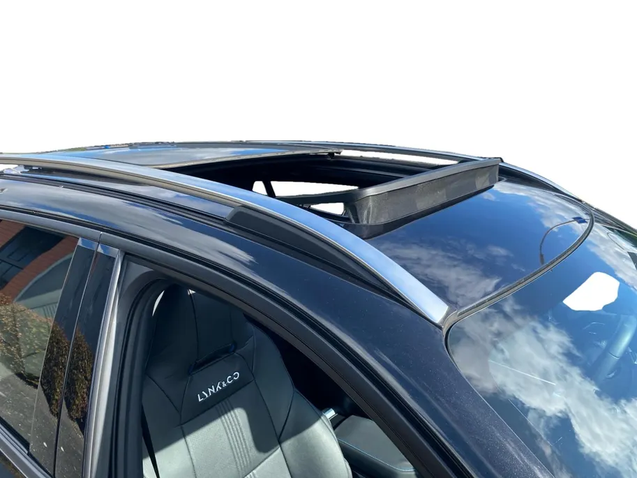 Lynk & Co 01 1.5 PHEV 260pk Black Pack | NL Auto | Zwarte hemel | Trekhaak | Panodak | Stoelverwarming | LED | Etc.
