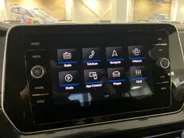 Volkswagen T-Cross 1.5 TSI 150pk DSG R-Line · Trekhaak · Apple/Android Car Play  Camera · Navigatie · Stoelverwarming · P-Sensoren · 17'' Inch · Garantie t/m 26-10-2027