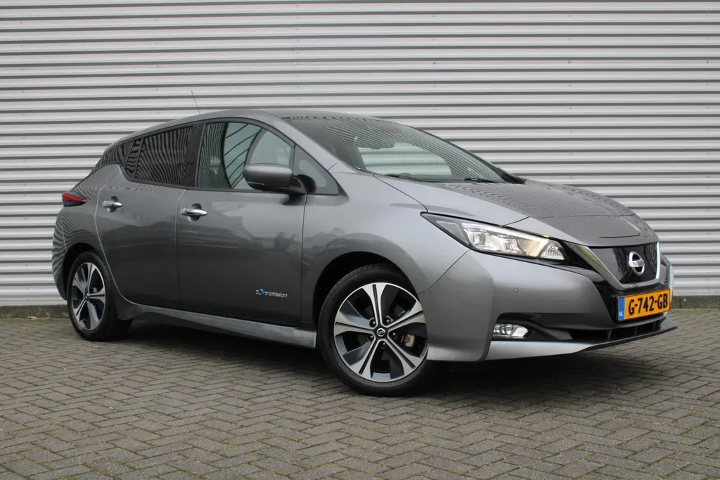 Nissan Leaf Tekna 40 kWh | Trekhaak | Stuur-/stoelverwarming | 360 Camera | LED | Dodehoek detectie | Cruise adapt. | 17' LM | Half leer/stof | Navi |